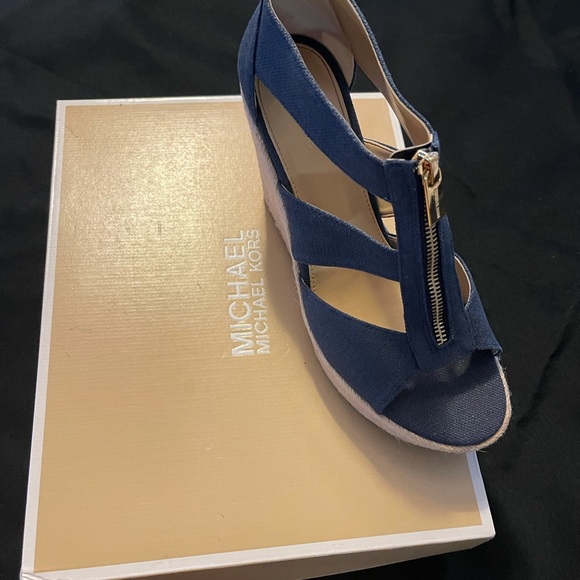 BRAND NEW! Michael Kors Sandals - Picture 8 of 8